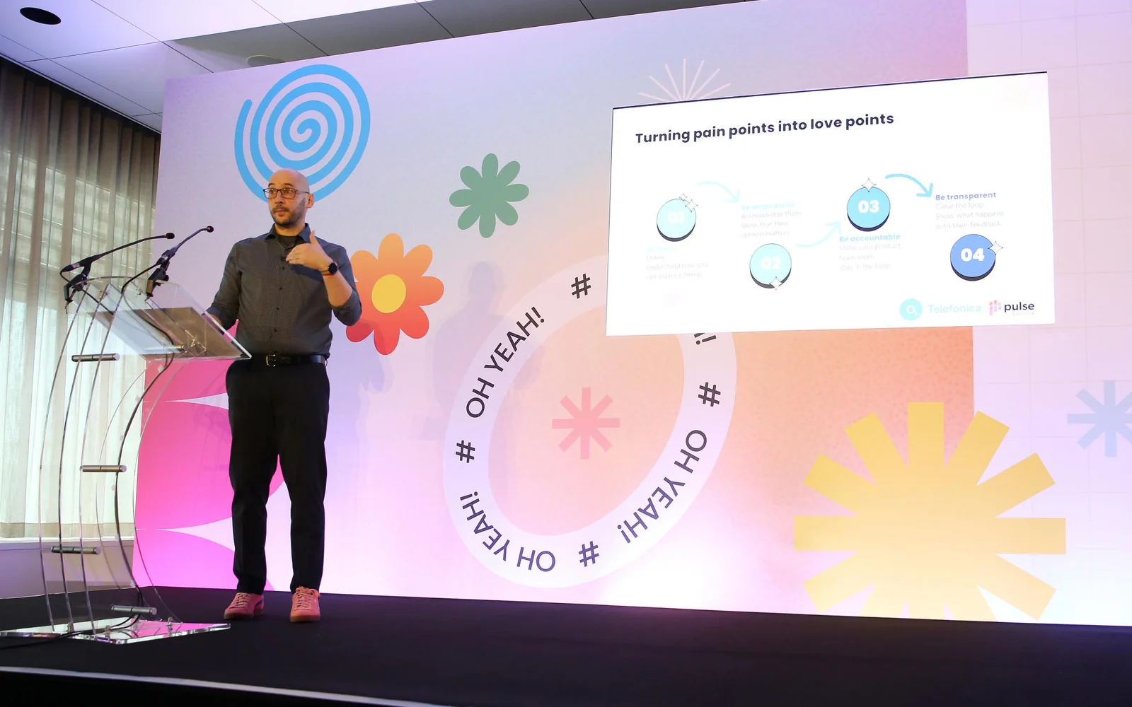 Björn Schulze explains the feedback loop on stage.